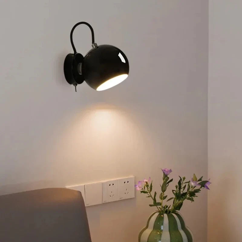 Vägglampa med vridbar kupa