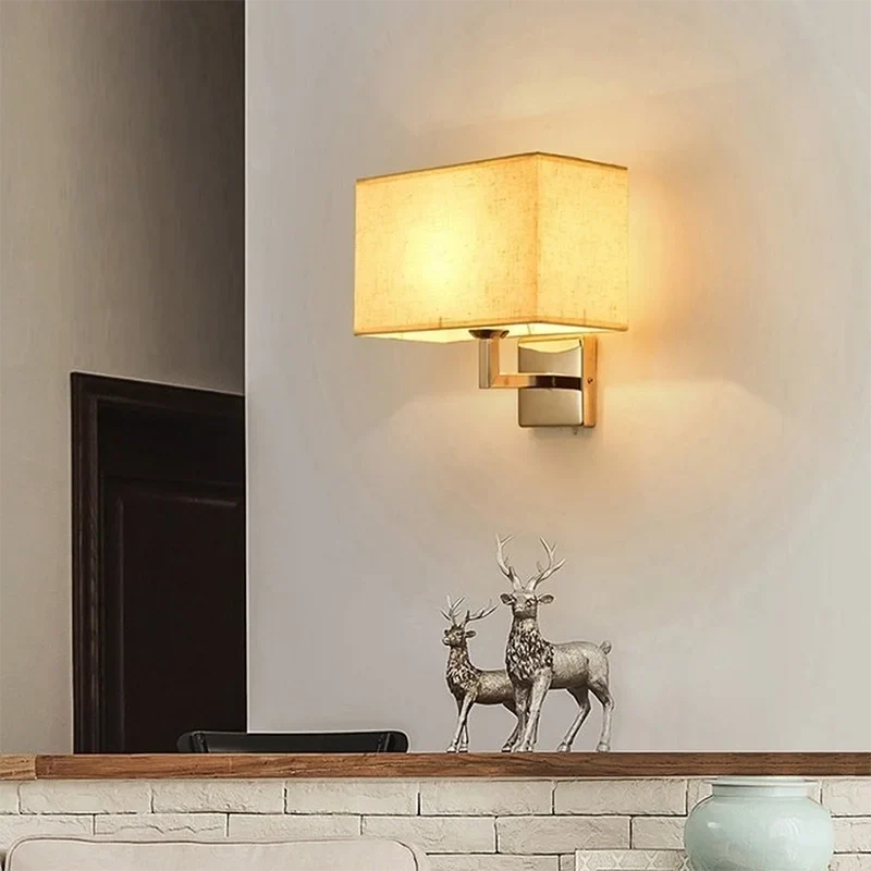 Vägglampa med läslampa