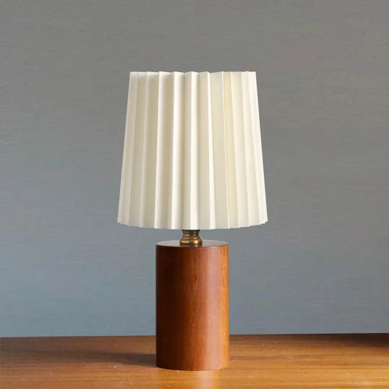 Bordslampa med veckad skärm och träfot