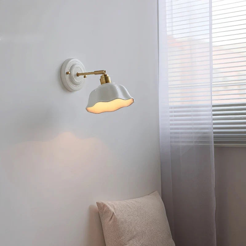 Vägglampa i keramik med mässingsarm