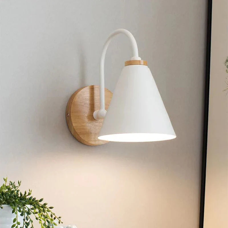 Vägglampa i trä och lackerat järn