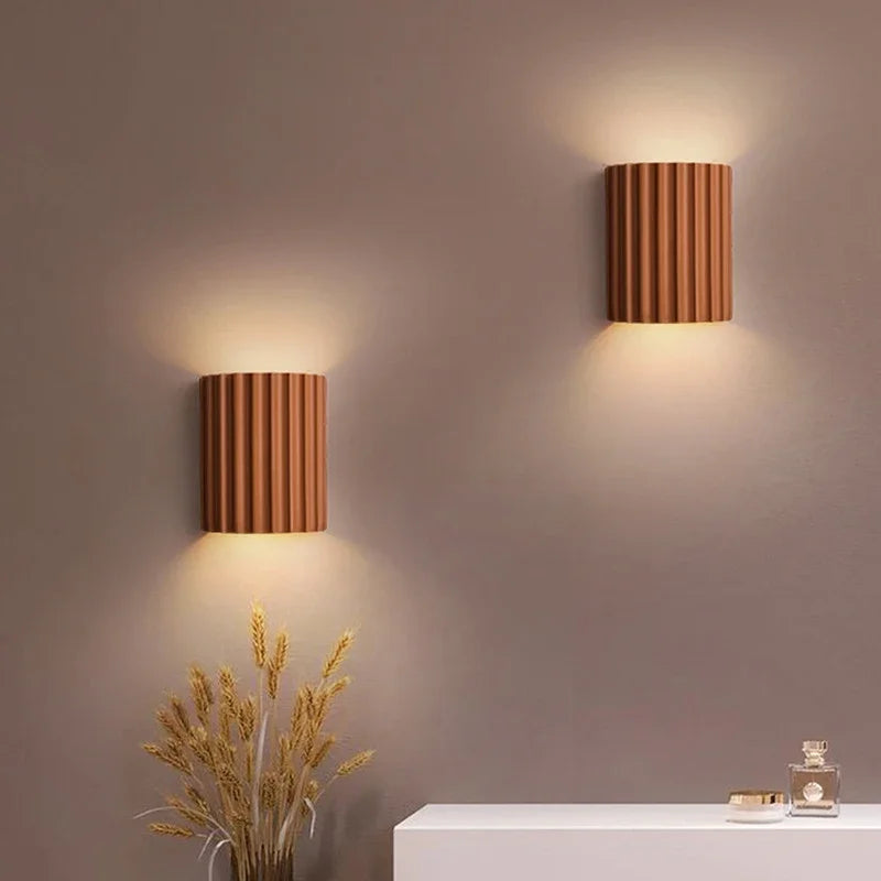 Vägglampa i räfflad resin