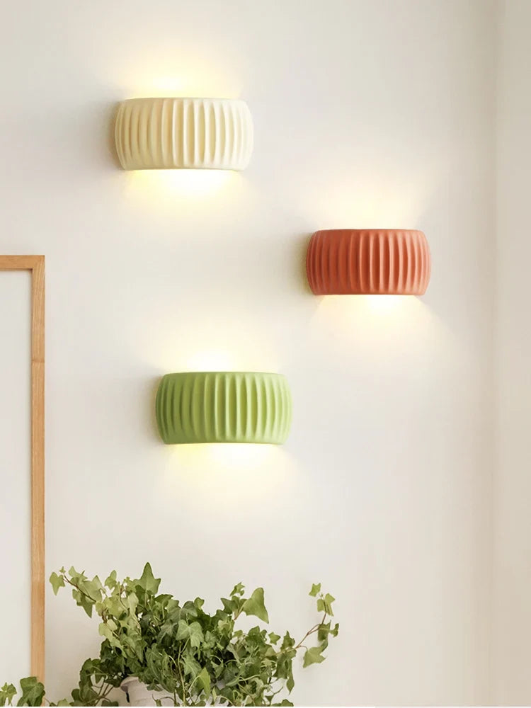 Vägglampa i räfflad resin