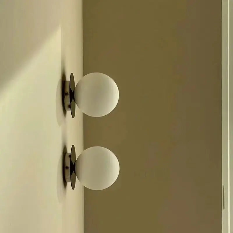 Nordisk vägglampa med glasklot
