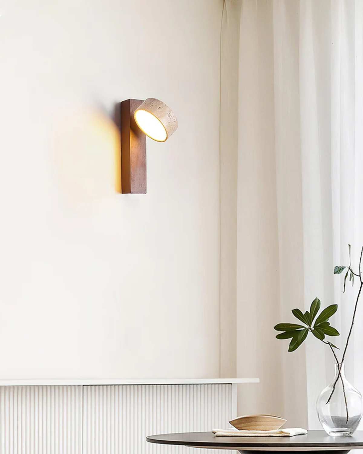 Vägglampa i travertin