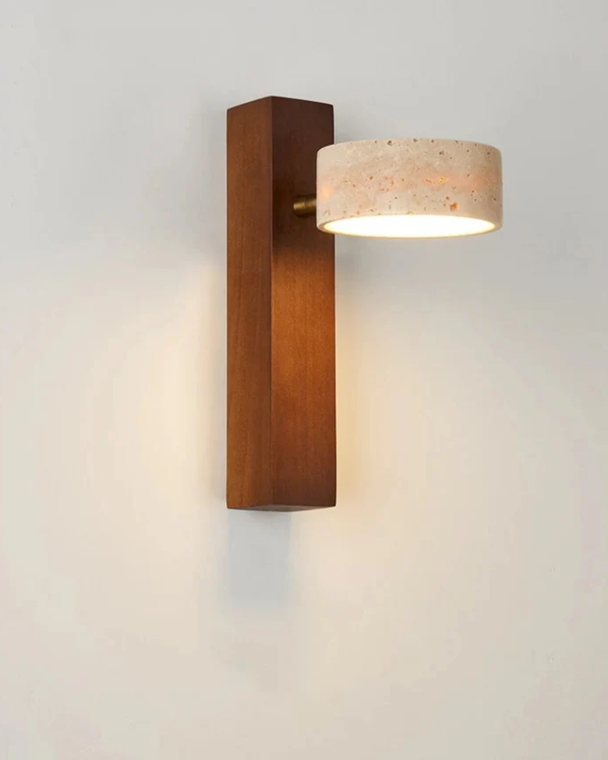 Vägglampa i travertin