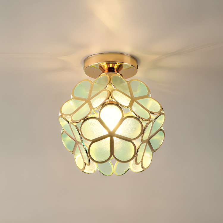 Plafond i blomform med färgade paneler