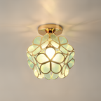 Plafond i blomform med färgade paneler