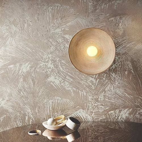 Rund vägglampa med träliknande yta