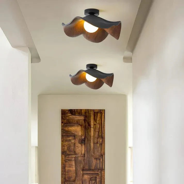 Plafond i lotusform med träfinish