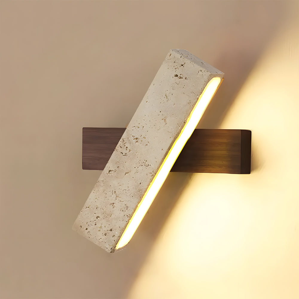 Vägglampa i travertin med träfot