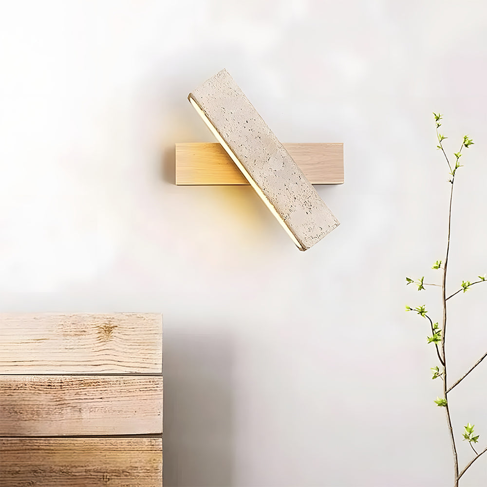 Vägglampa i travertin med träfot