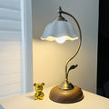 Bordslampa med svanhals och blomformad skärm