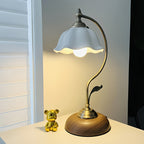Bordslampa med svanhals och blomformad skärm