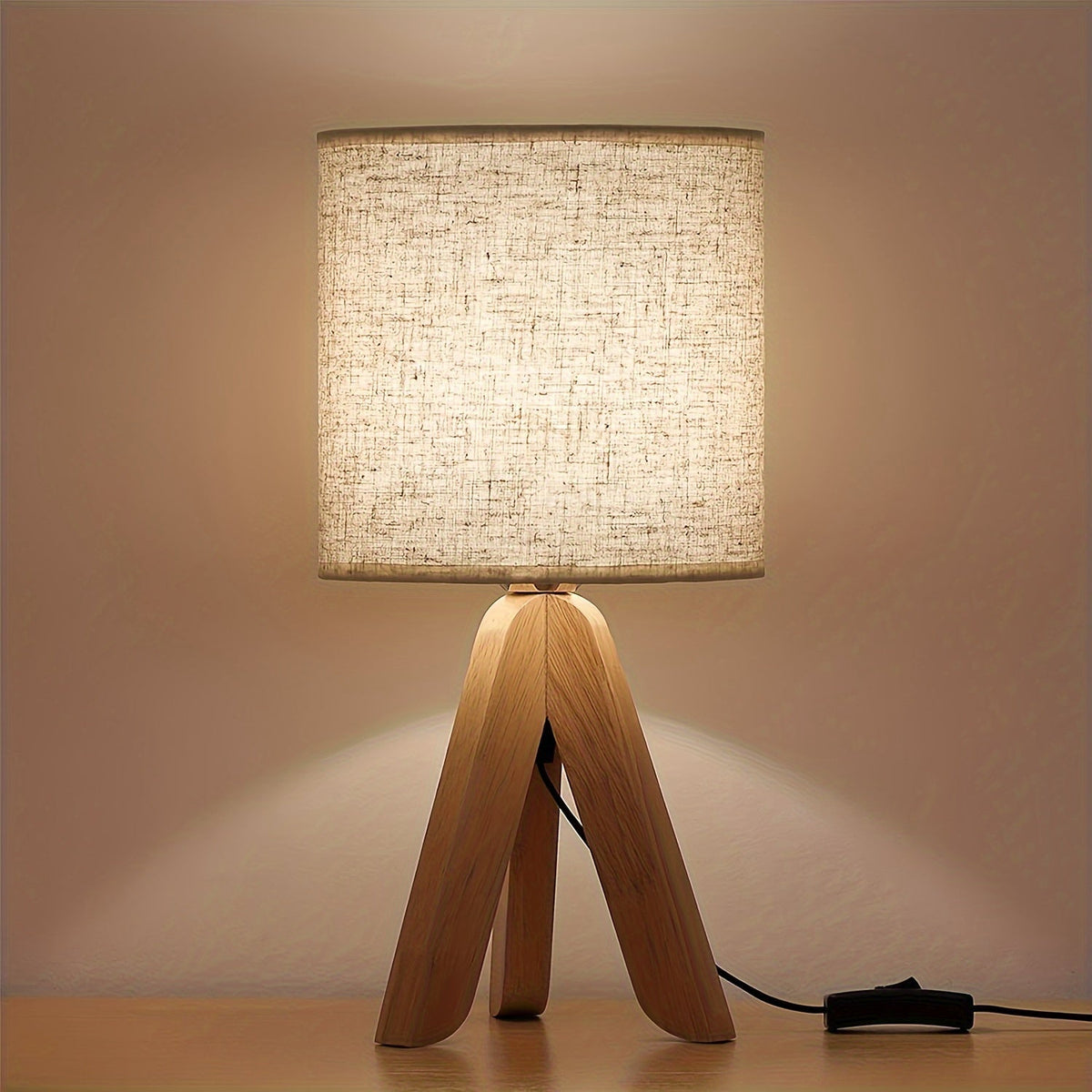 Bordslampa med trästativ och tygskärm
