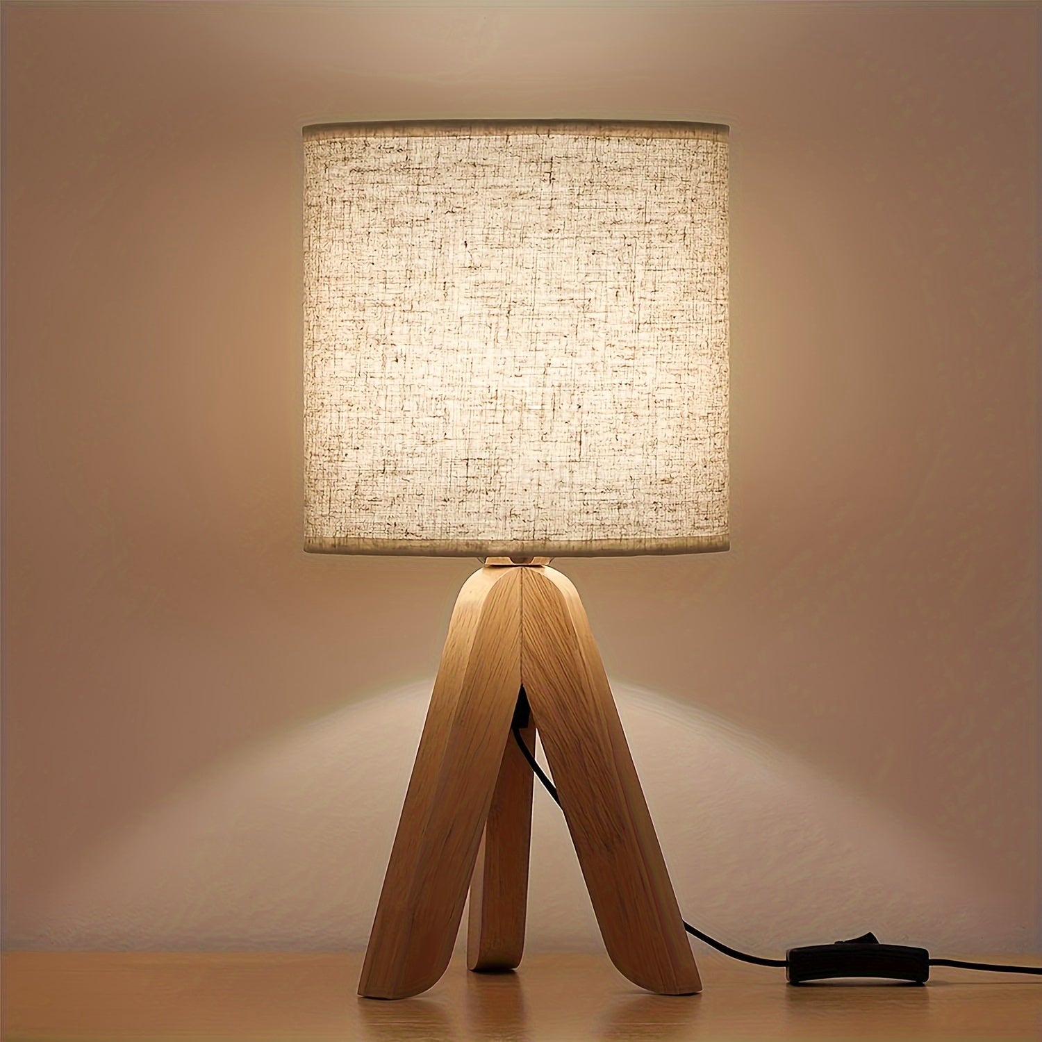 Bordslampa med trästativ och tygskärm