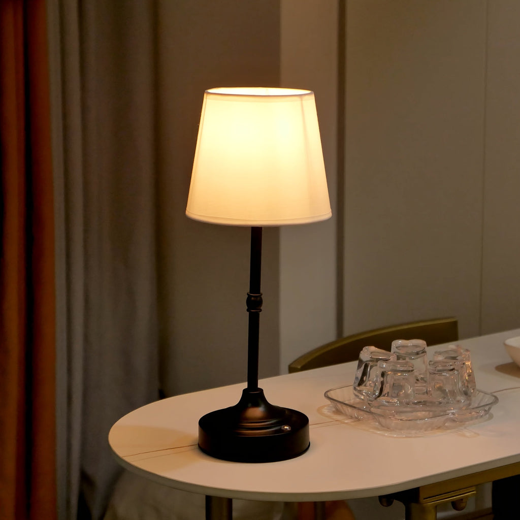 Sladdlös bordslampa med tygskärm