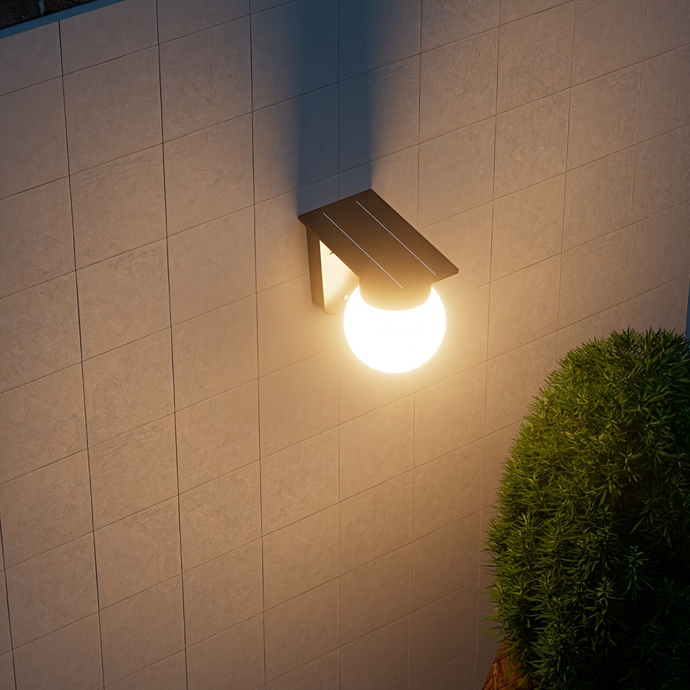 Solcellsvägglampa med klotformad kupa