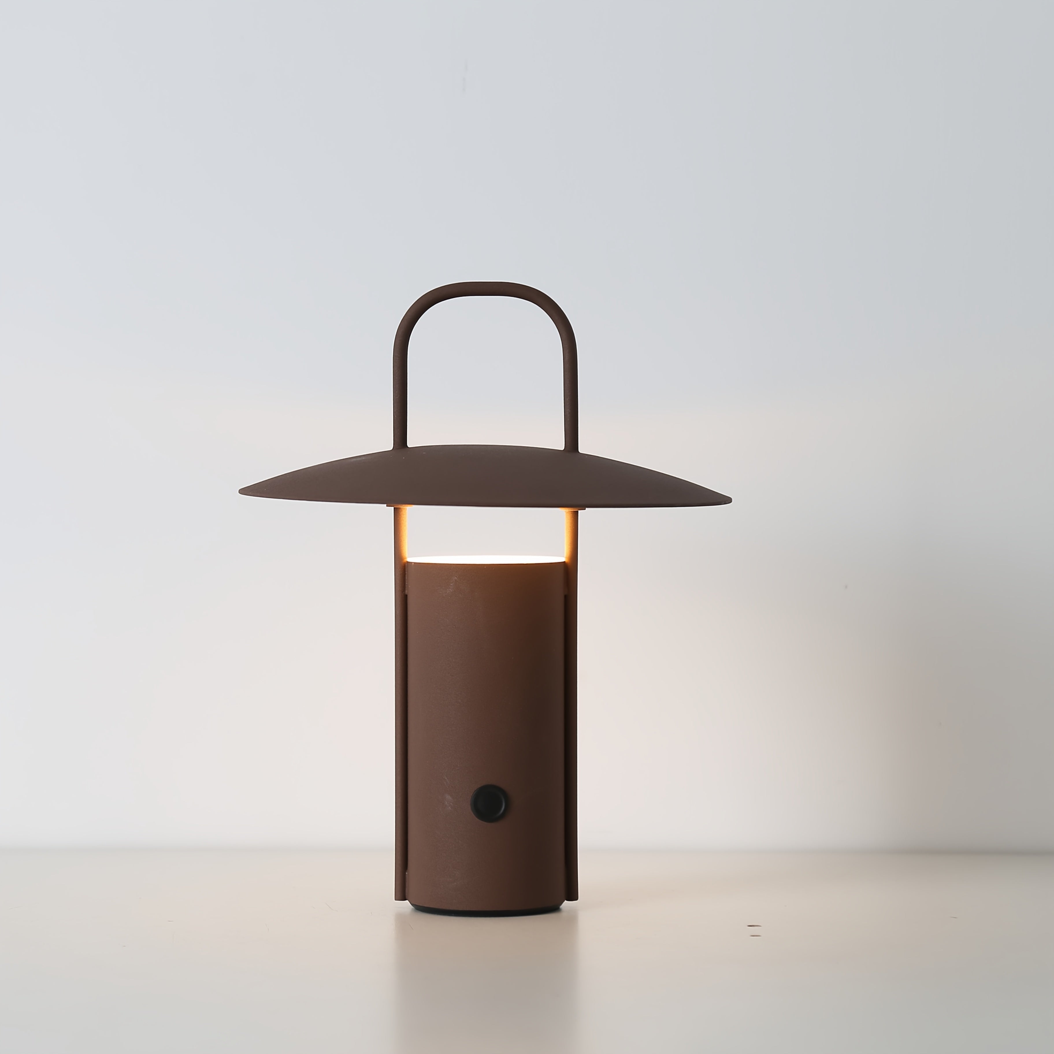 Sladdlös bordslampa i metall med touchkontroll
