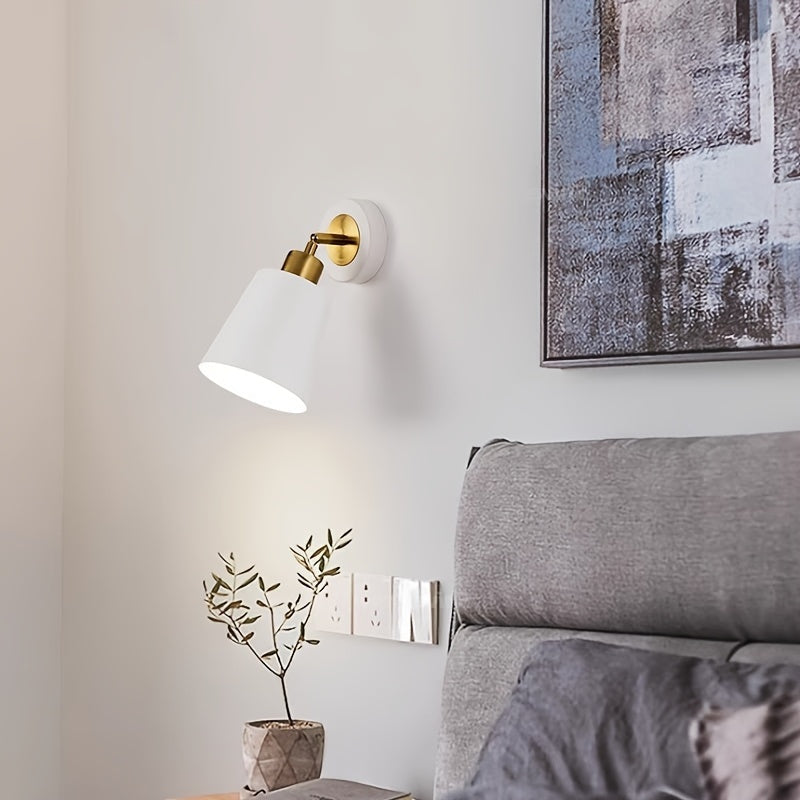 Vägglampa i metall med justerbar arm
