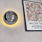 Vägglampa med rund skiva och halo-ljus