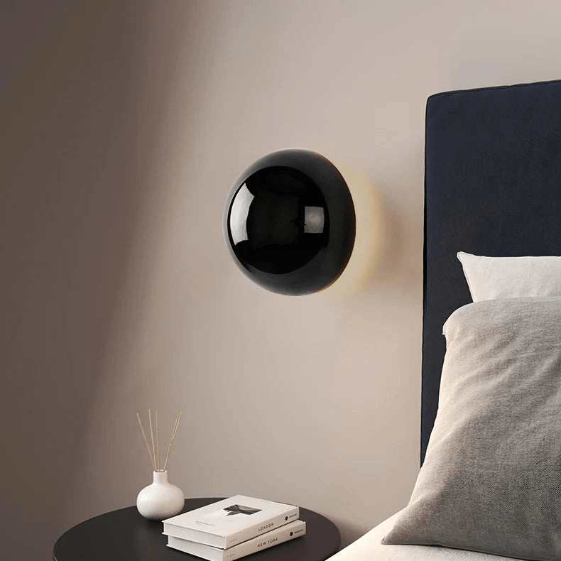 Vägglampa med rund skiva och halo-ljus