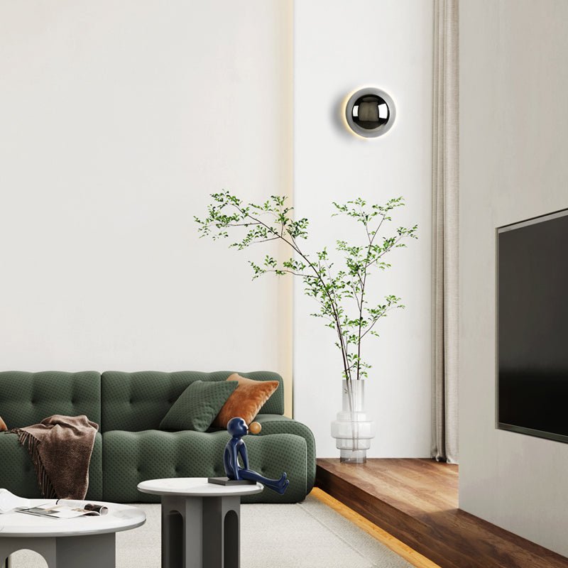 Vägglampa med rund skiva och halo-ljus
