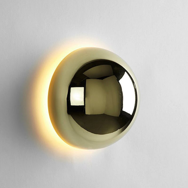 Vägglampa med rund skiva och halo-ljus
