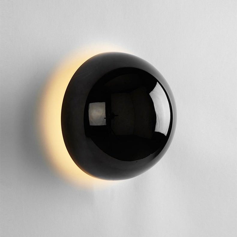Vägglampa med rund skiva och halo-ljus