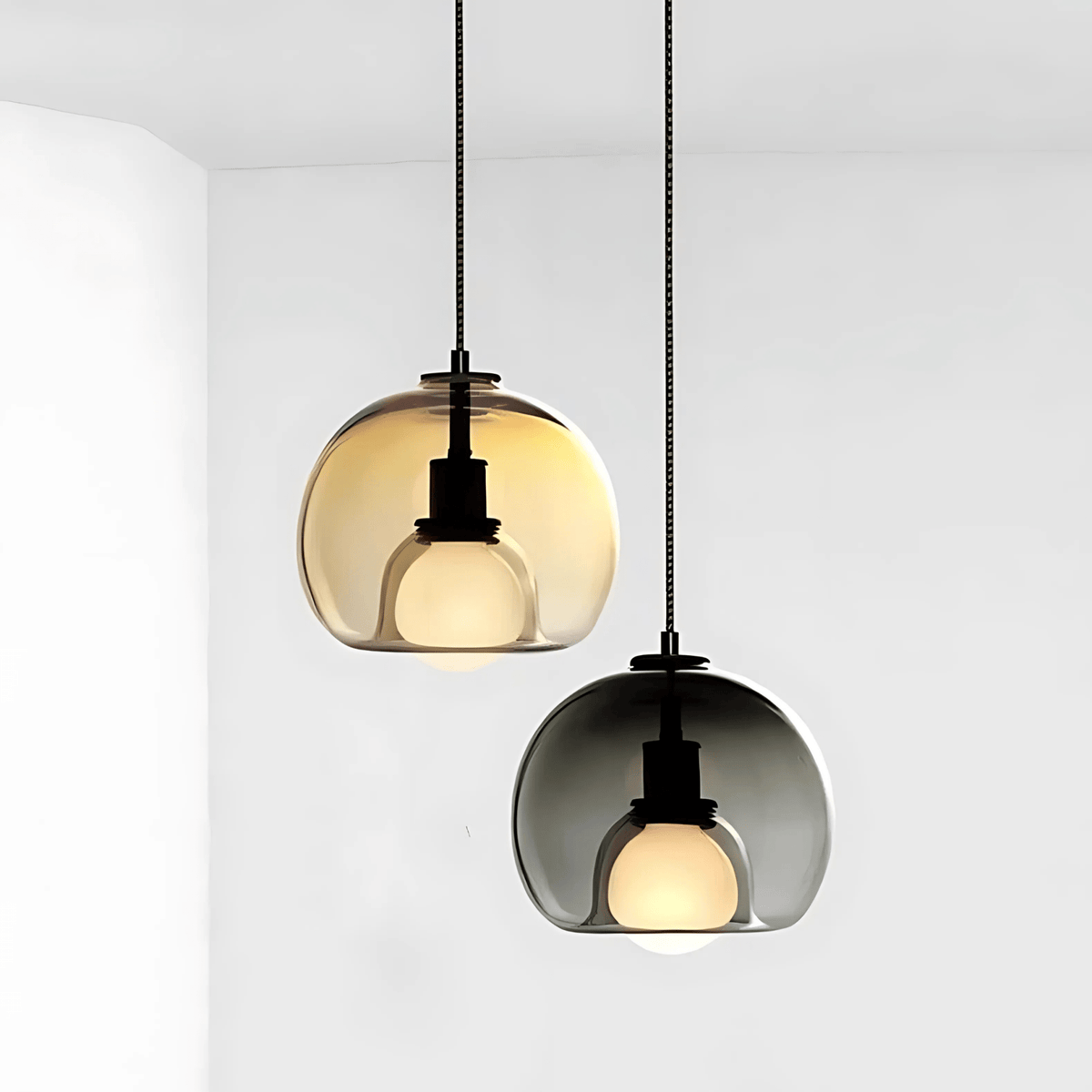Taklampa med munblåst glasklot