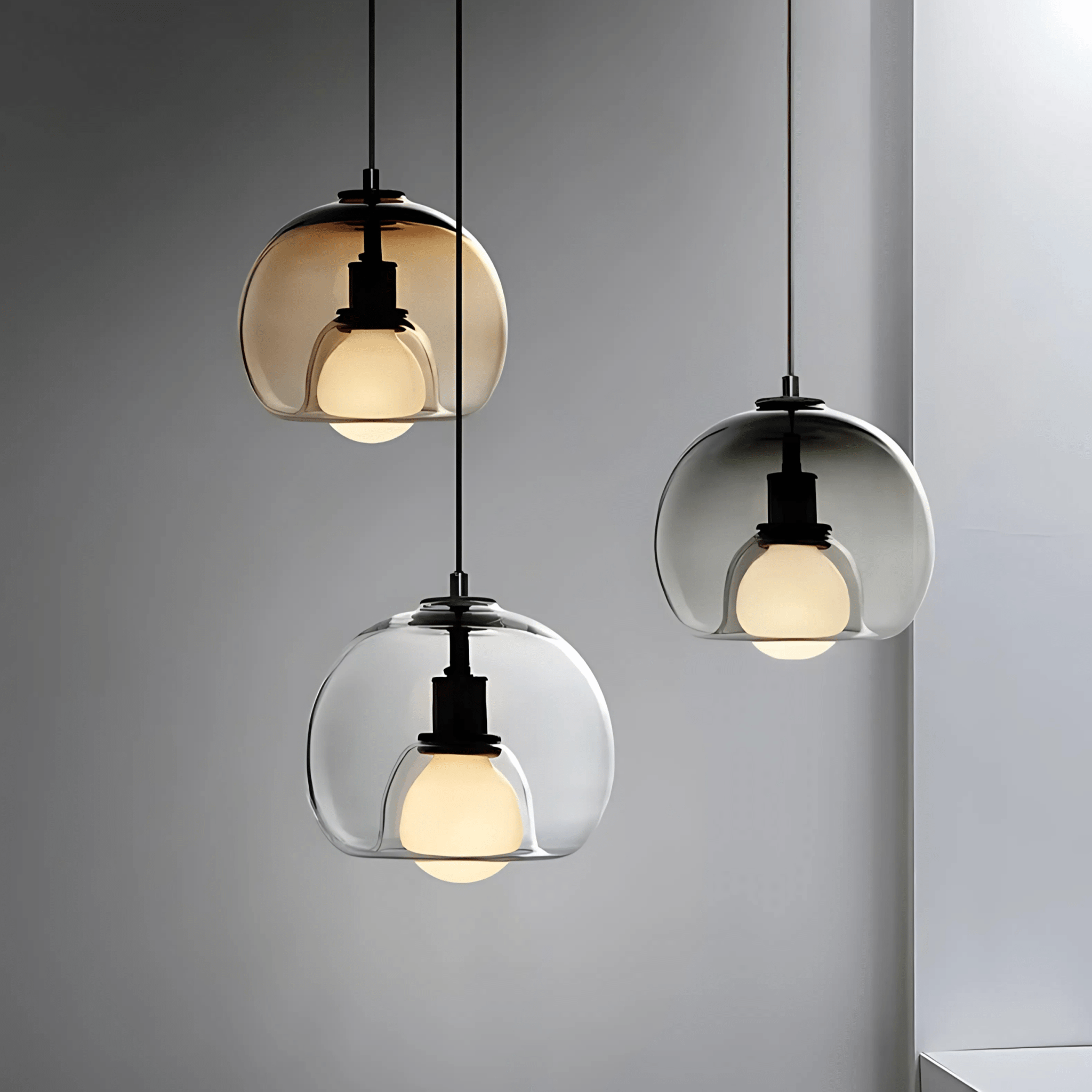 Taklampa med munblåst glasklot