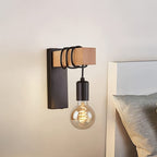 Vägglampa i metall och trä
