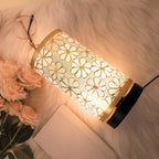 Bordslampa med blomstermönstrad skärm