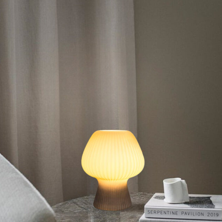 Bordslampa i räfflat glas