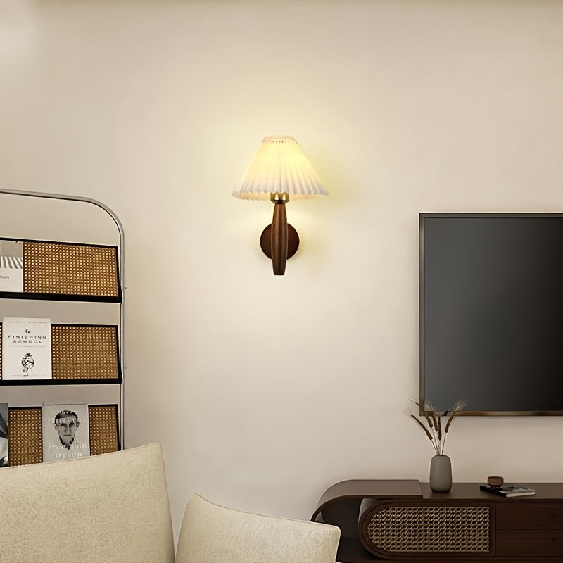 Vägglampa i trä med plisserad skärm