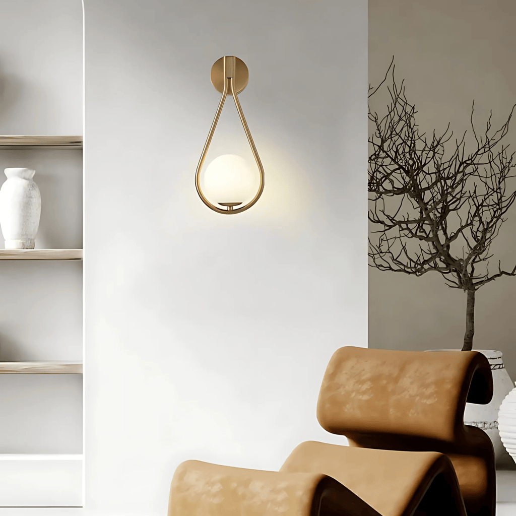 Vägglampa i droppform med frostad kupa