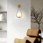 Vägglampa i droppform med frostad kupa