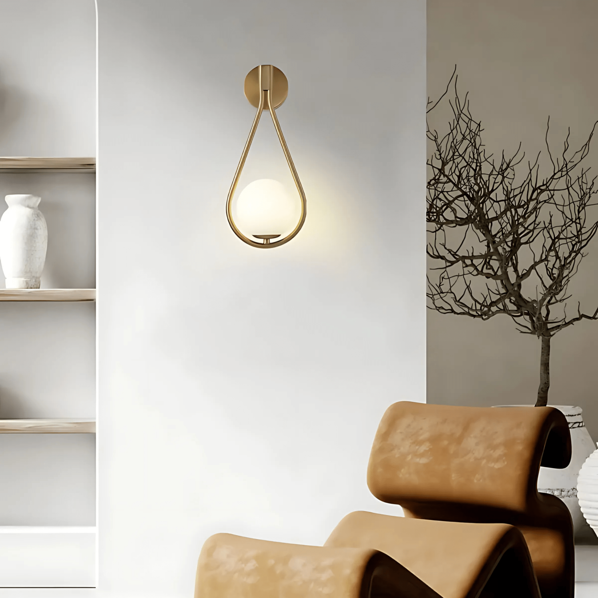 Vägglampa i droppform med frostad kupa