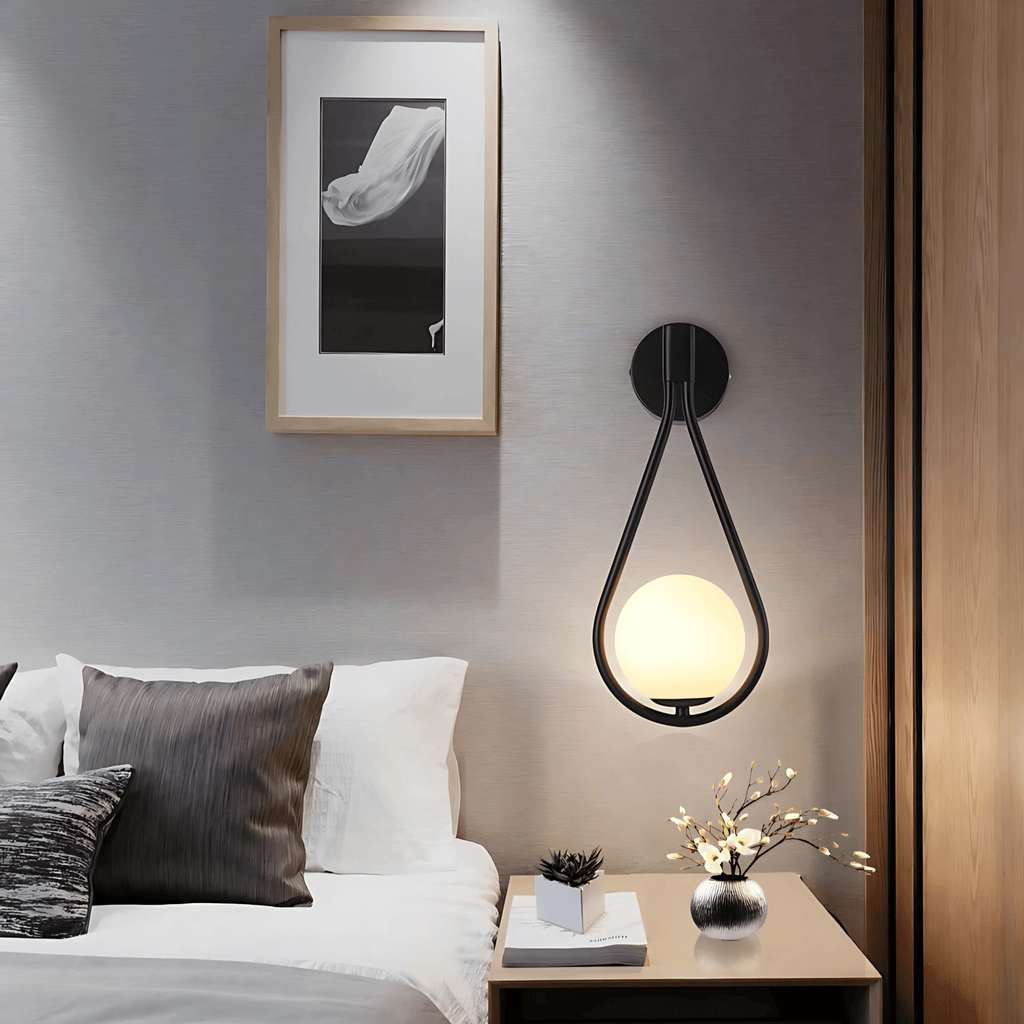 Vägglampa i droppform med frostad kupa