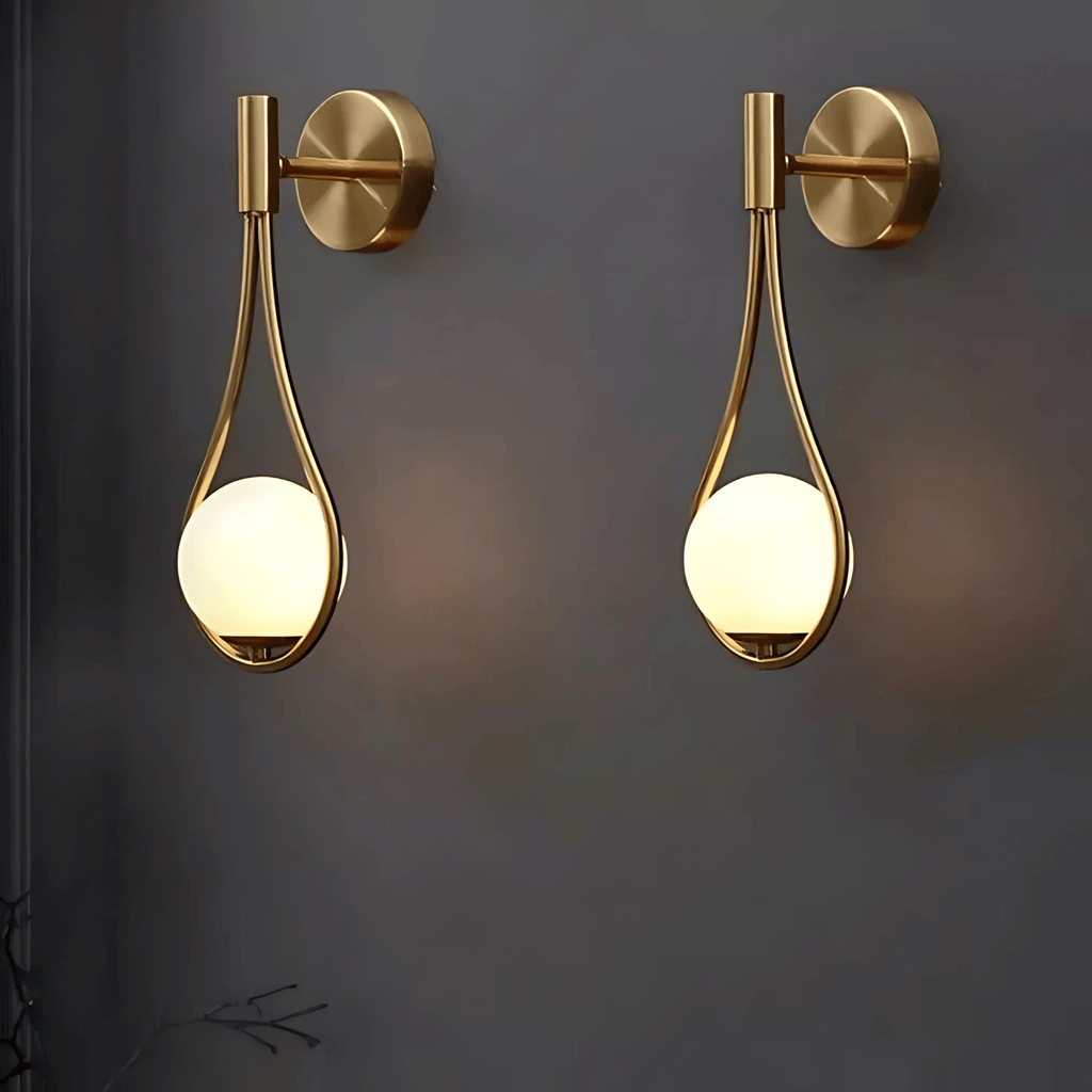 Vägglampa i droppform med frostad kupa