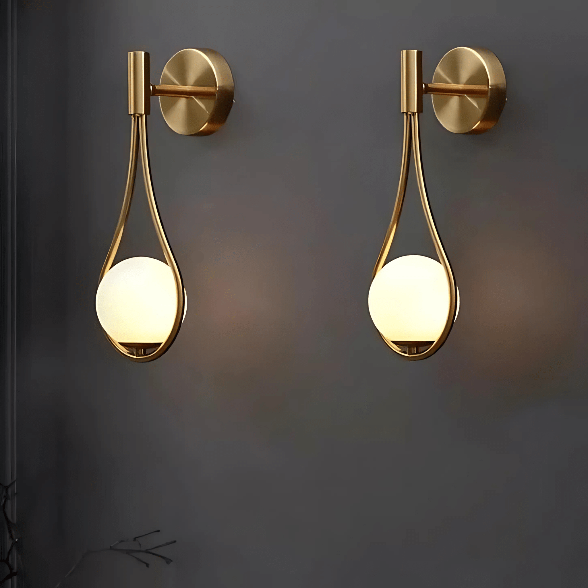 Vägglampa i droppform med frostad kupa