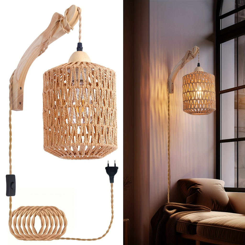 Vägglampa i rotting med trädetalj