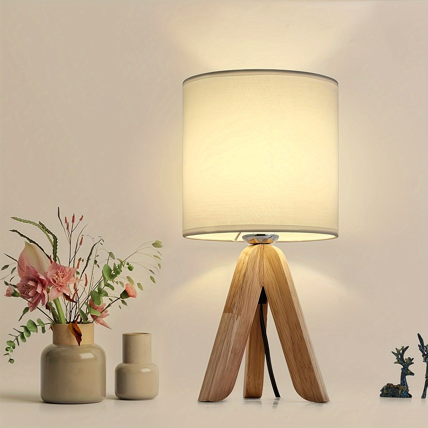 Bordslampa med trästativ och tygskärm