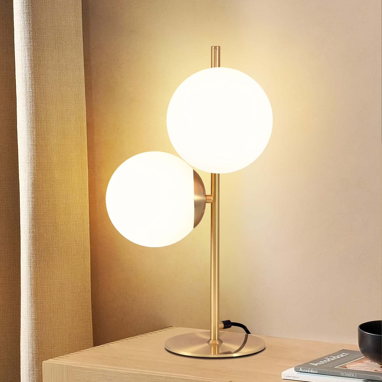 Bordslampa i mässing med vit glaskupa