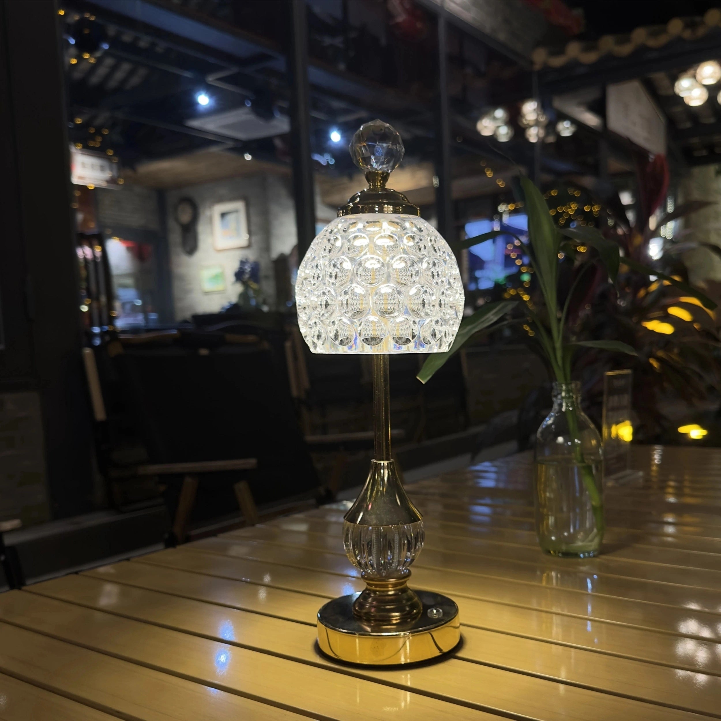 Bordslampa i kristallform, laddningsbar