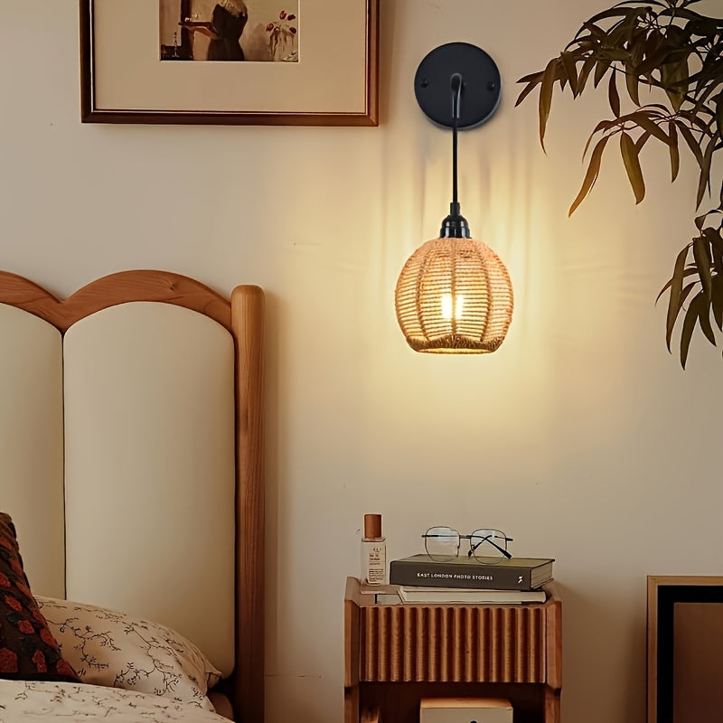 Vägglampa i rotting med justerbar arm