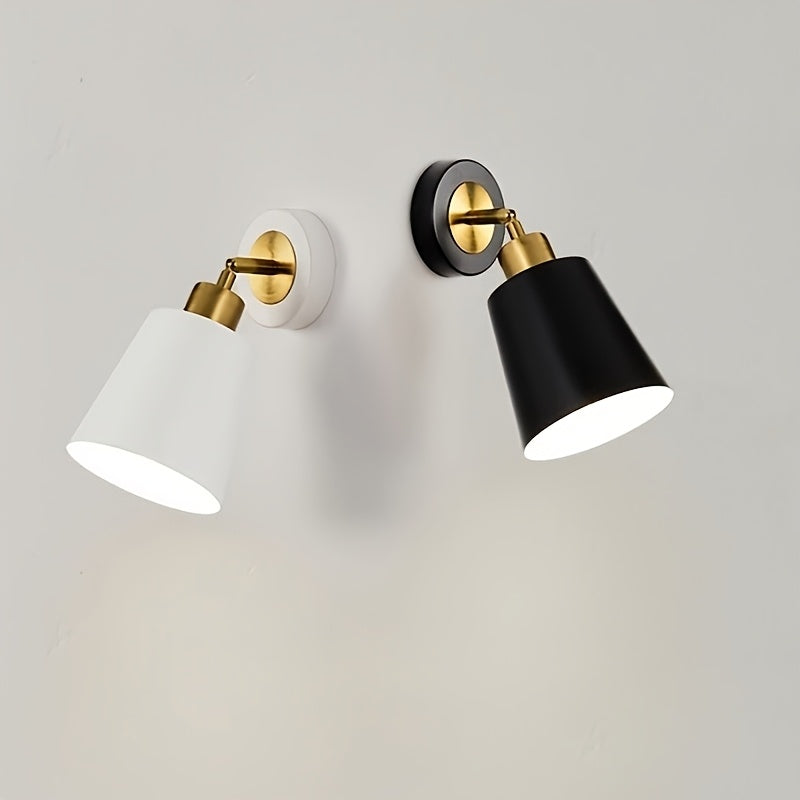 Vägglampa i metall med justerbar arm