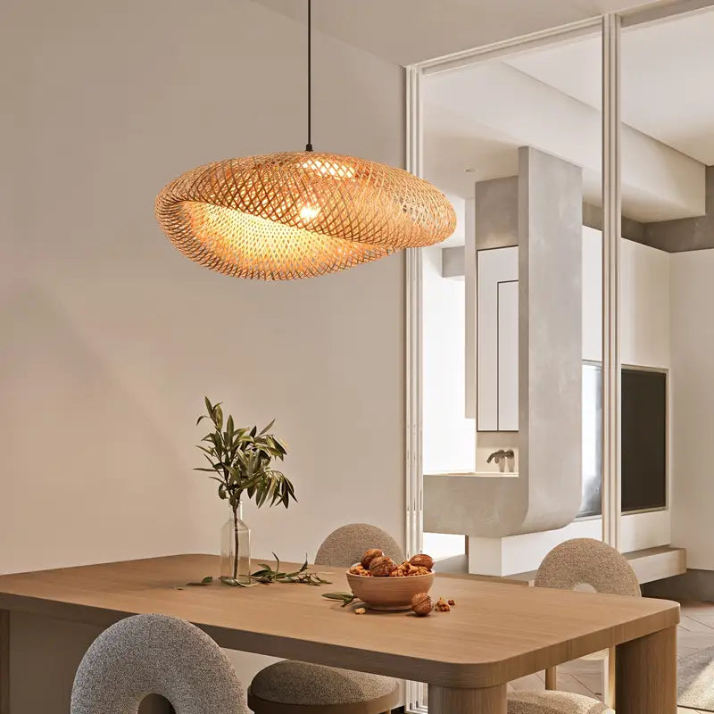 Lampskärm i handflätad bambu