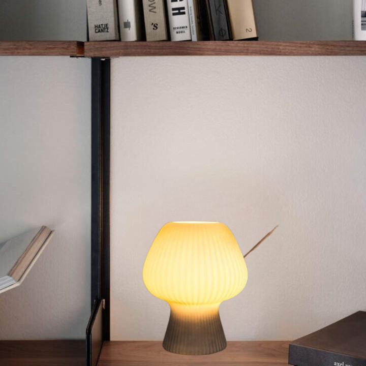 Bordslampa i räfflat glas