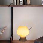 Bordslampa i räfflat glas